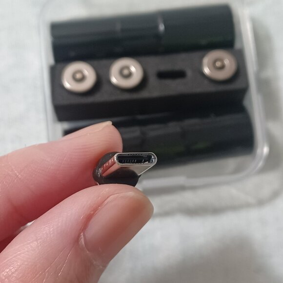 Oculus Quest 2 Charging Dock with 2 Rechargeable Batteries - Picture 9 of 12